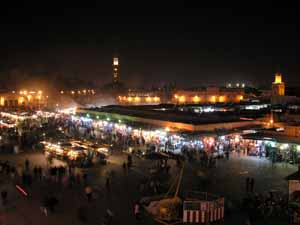La piazza Jemaa el-Fnaa di sera